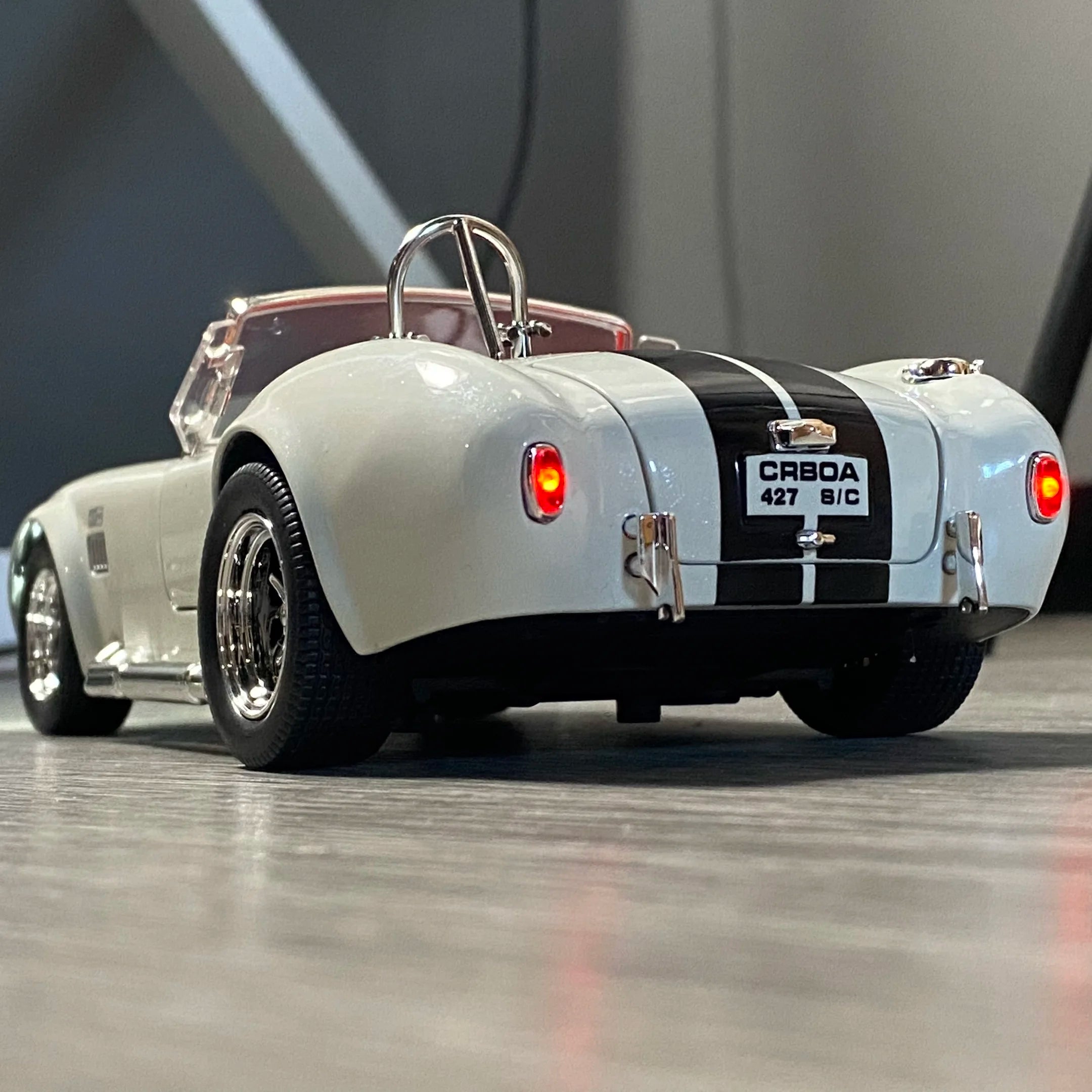 1:24 Ford Shelby Cobra 427 Roadster 1965 S/C Classic vintage car Alloy Metal Diecast Model Car Sound & Light Pull Back Child Toy