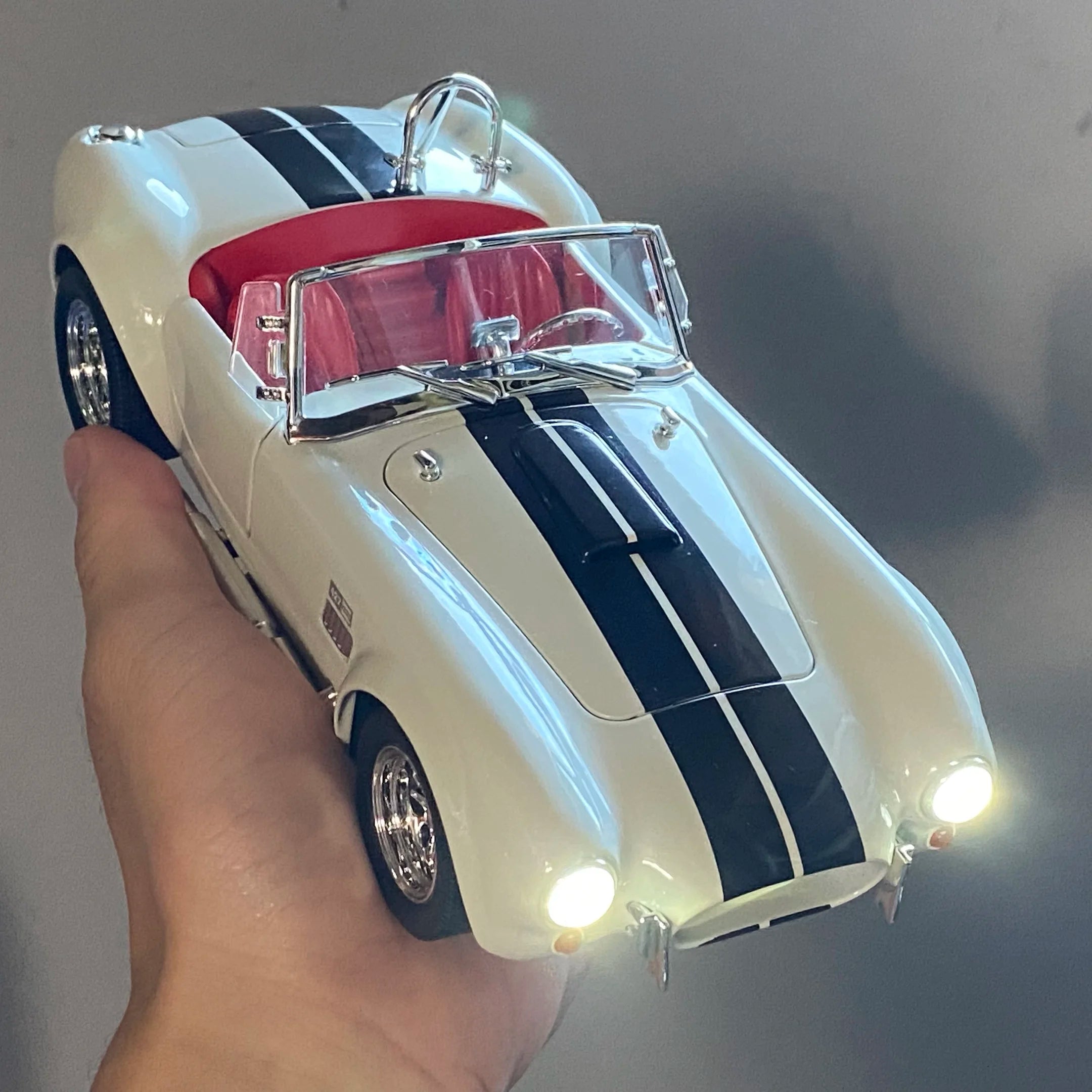 1:24 Ford Shelby Cobra 427 Roadster 1965 S/C Classic vintage car Alloy Metal Diecast Model Car Sound & Light Pull Back Child Toy