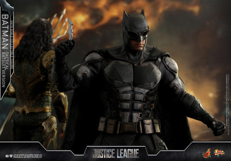 HotToys HT MMS432 Justice League Tactical Suit Medium Armor Batman VIP Edition Action Figure