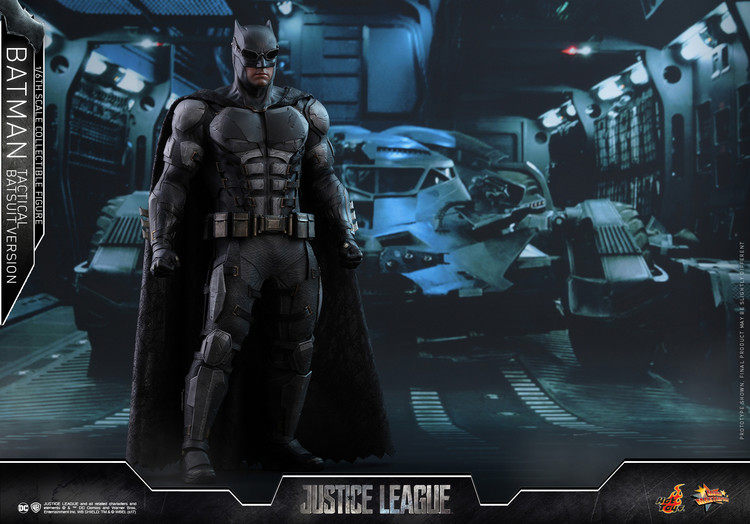 HotToys HT MMS432 Justice League Tactical Suit Medium Armor Batman VIP Edition Action Figure