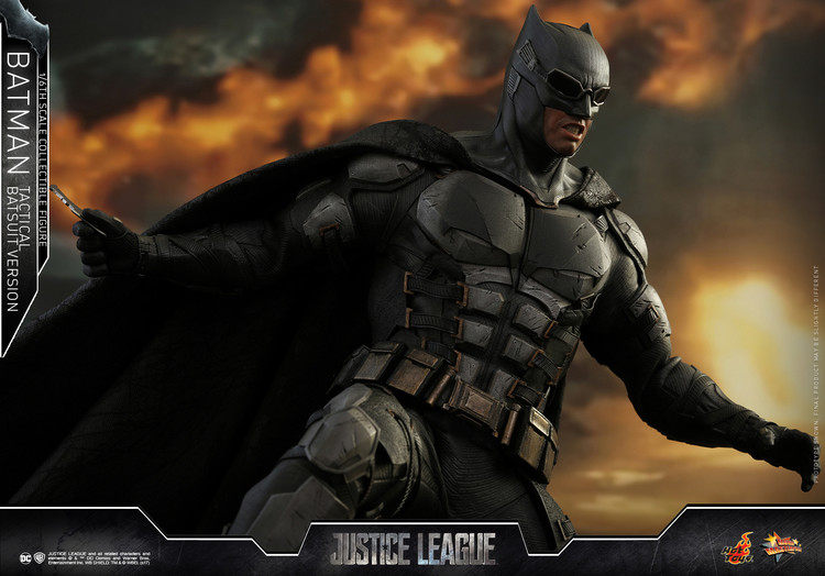 HotToys HT MMS432 Justice League Tactical Suit Medium Armor Batman VIP Edition Action Figure