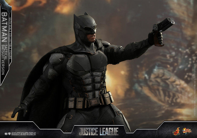 HotToys HT MMS432 Justice League Tactical Suit Medium Armor Batman VIP Edition Action Figure