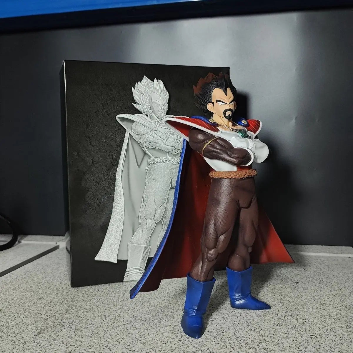 Dragon Ball King Vegeta Anime Figur Vegeta mit Umhang Action Figur 29,5 cm PVC Statue Sammlung Modell Schreibtisch Dekor Spielzeug Geschenke