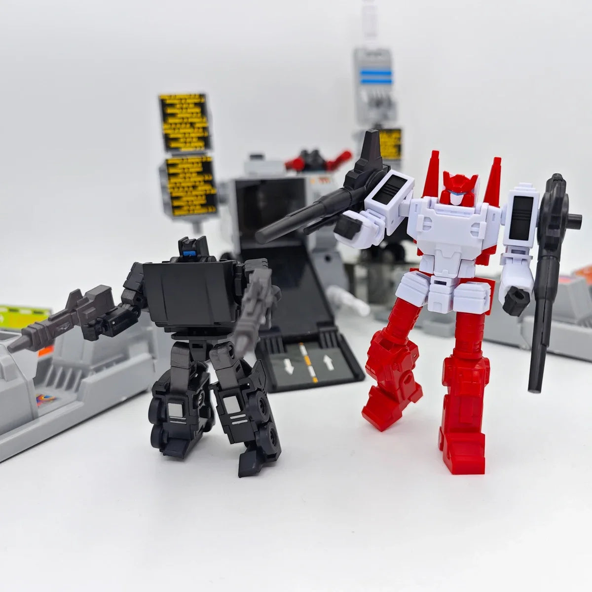 In StockTransformation Yc001-A Kaiyu Model Six-Gun Scamper Metroplex Guardian Robot Toy Action Figures Gifts Collection