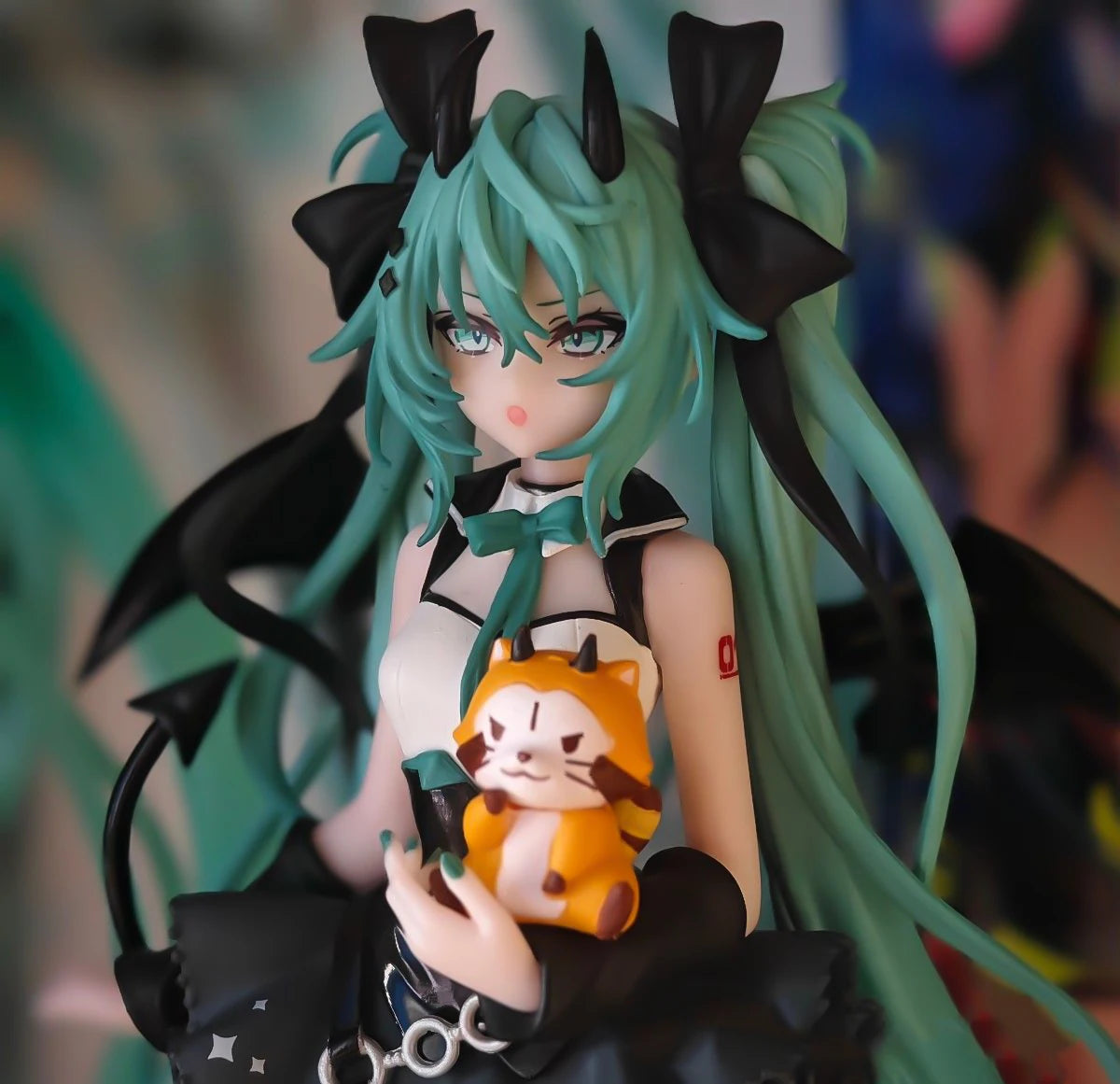Anime Figur 19cm Kleiner Teufel Hatsune Miku Xiaoyuan Bär Niedliches Actionmodell PVC Spielzeugsammlung Desktop-Zubehör Geschenk