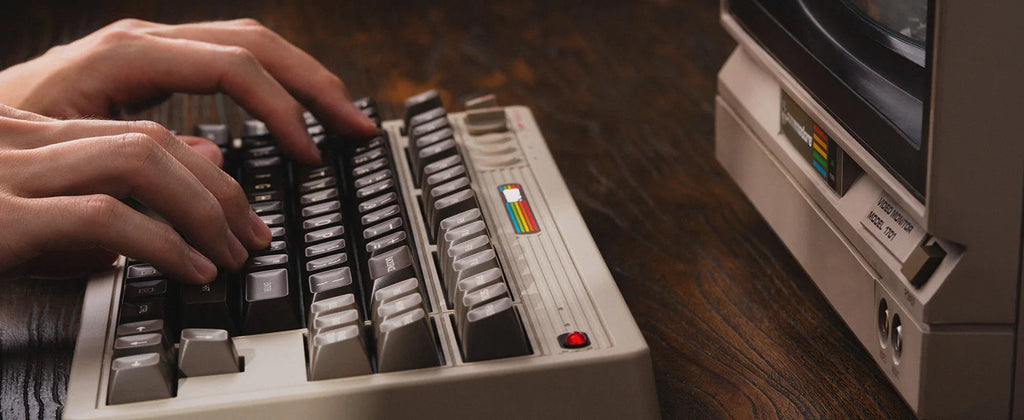 8BitDo Retro Mechanische Tastatur C64 Edition, Bluetooth, 2,4G Wireless und Kabelgebundene 3-Modus-Verbindung, für PC Windows 10 und Android 