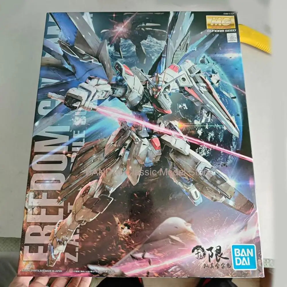 Bandai Freedom Gundam Action Figure MG Pink Sakura 2.0 Freedom Gundam Model Kit Toy Paint Modification Action & Toy Figures