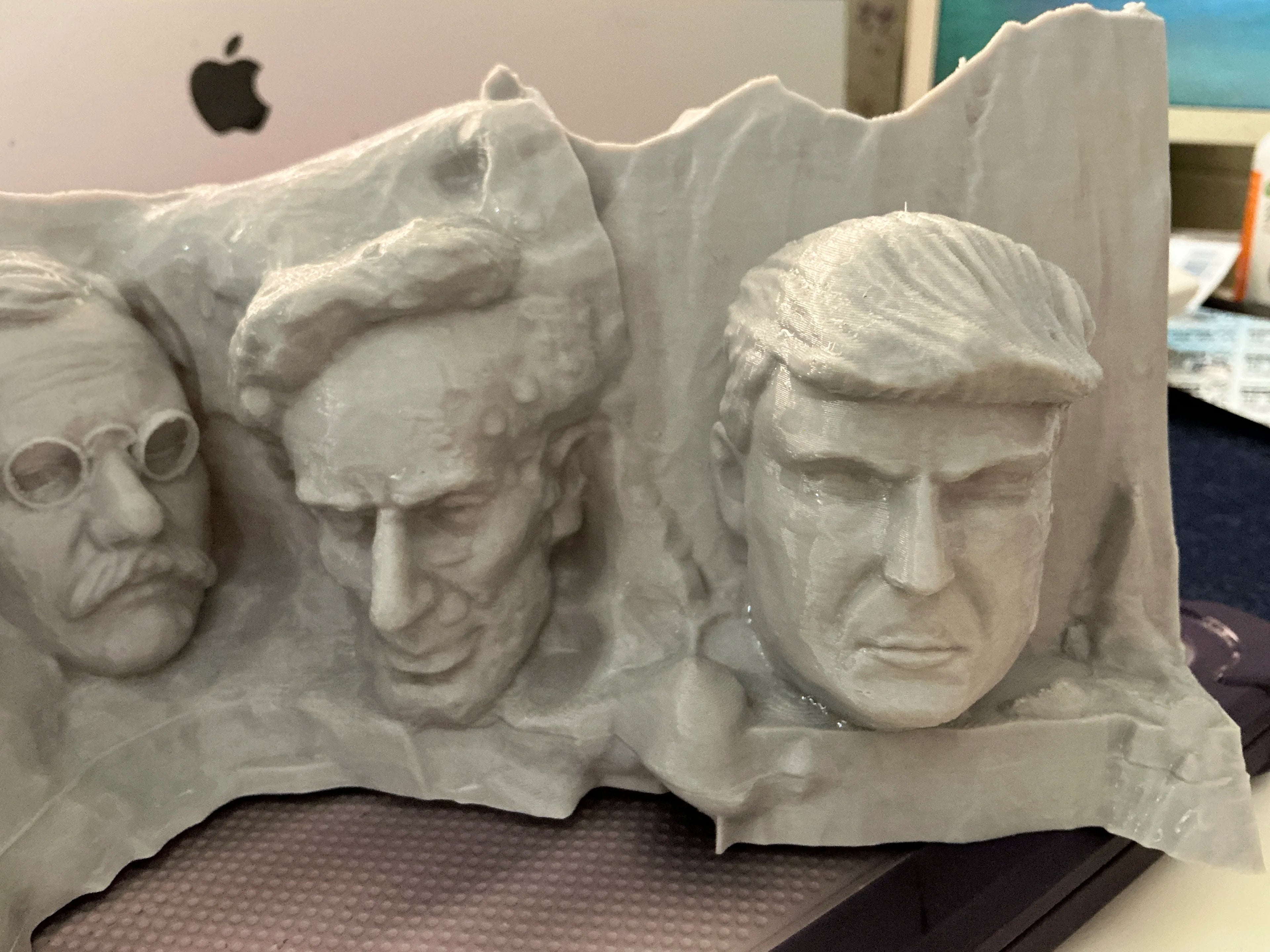 3D-gedrucktes Mount Rushmore mit Trump-Skulptur – Robustes silbergraues PETG für patriotische und verspielte Dekoration