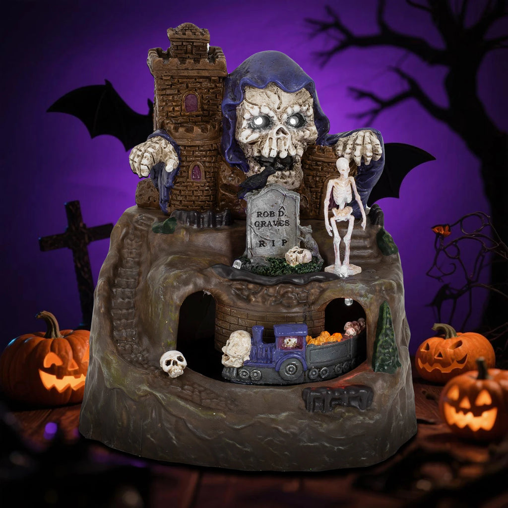 Animiertes Halloween-Dorfhausdekor mit fahrendem Zug, beleuchteter Musik, Totenkopf, Geistern, Grabsteinen, Figuren und gruseliger Partyatmosphäre