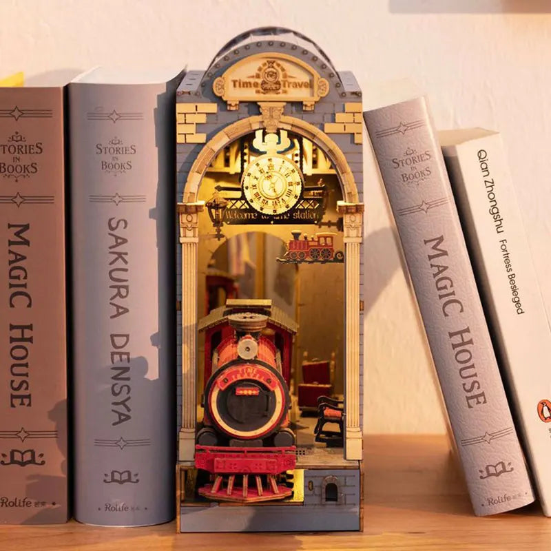 Robotime Rolife Book Nooks-Serie Geschichten in Büchern 4 Arten DIY Holzminiaturhausmöbel Sakura Densya TGB01 Dropshipping