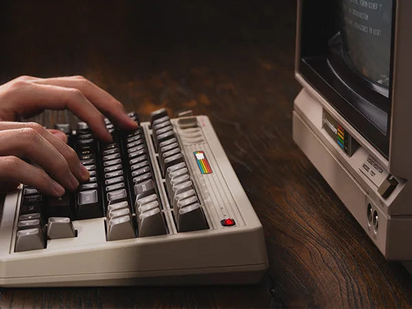 8BitDo Retro Mechanische Tastatur C64 Edition, Bluetooth, 2,4G Wireless und Kabelgebundene 3-Modus-Verbindung, für PC Windows 10 und Android 