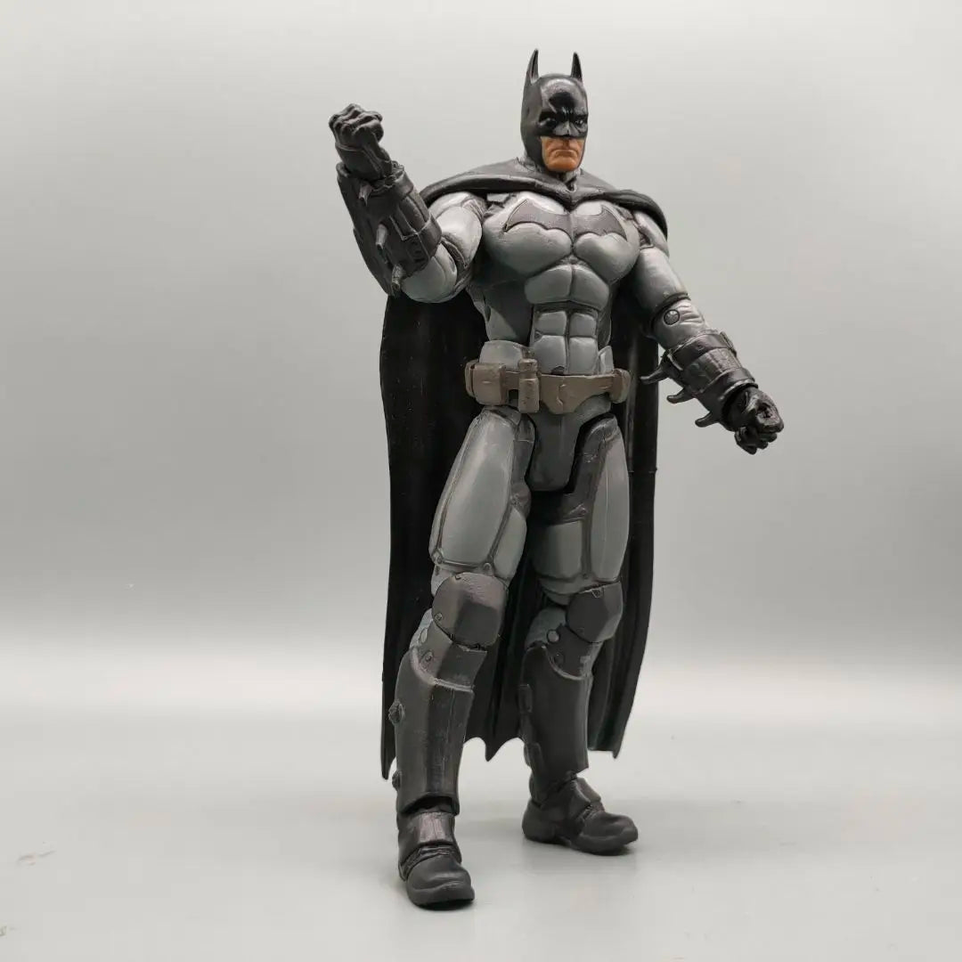 DCC Collectibles Ark-ham Origins - Бронирана 7-инчова екшън фигурка Bat-Hero