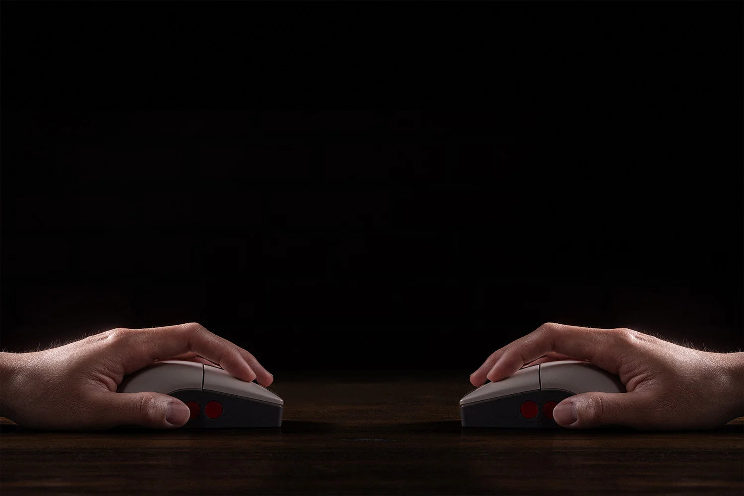 8BitDo Retro R8 Maus mit PAW 3395 Optischem Sensor DPI 26K, Kabellose 4K Polling Maus mit Ladestation, Programmierbare Tasten