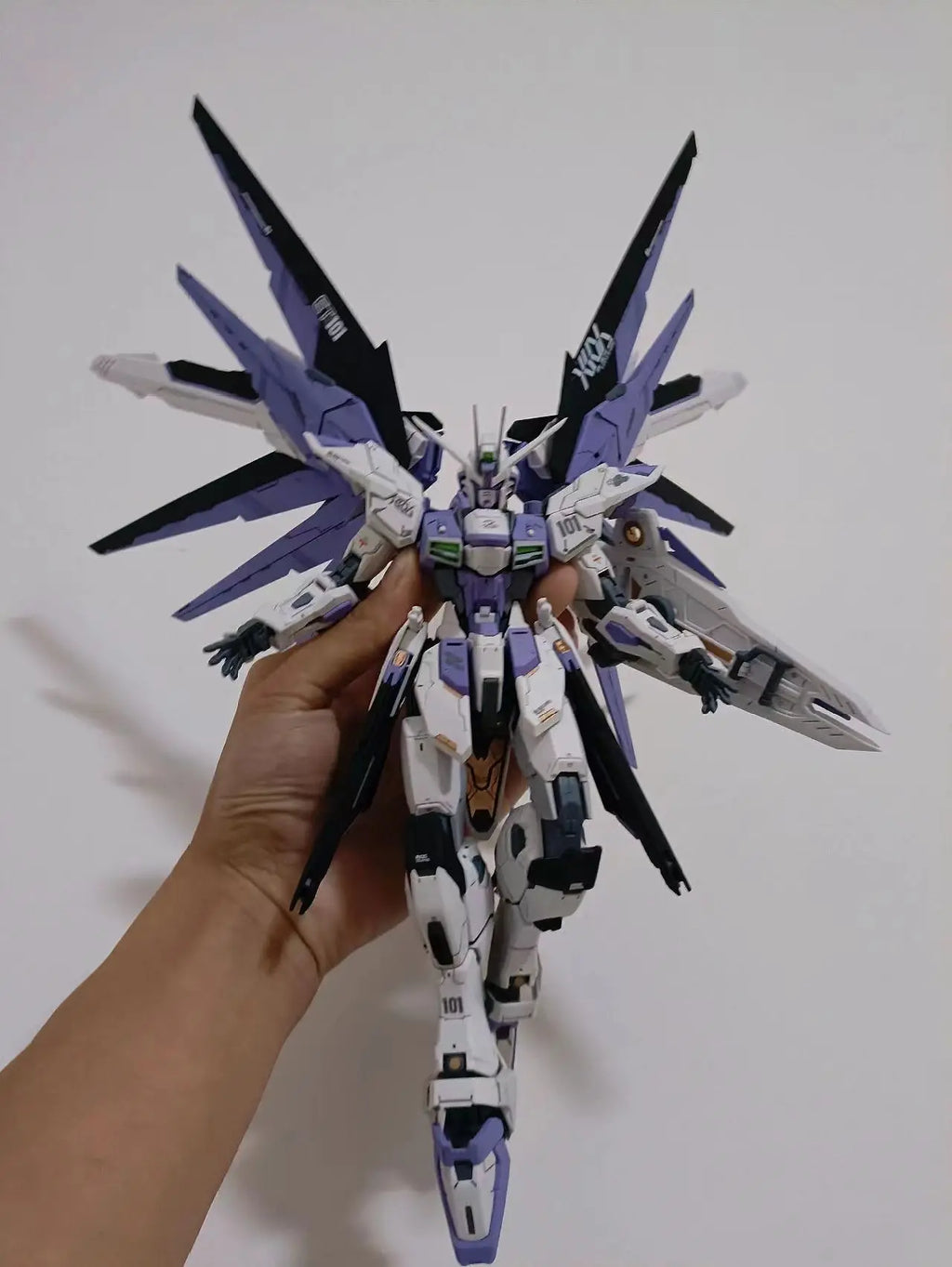 Randomly Sent  Model Kit Assembly Toy for Boys Tee s Red Heretic Seven Sword High Quali Collectible Gifts