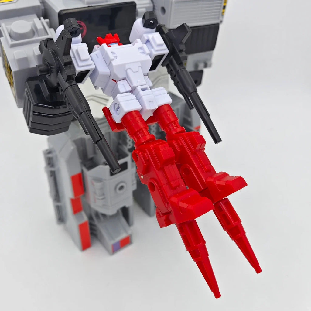 In StockTransformation Yc001-A Kaiyu Model Six-Gun Scamper Metroplex Guardian Robot Toy Action Figures Gifts Collection