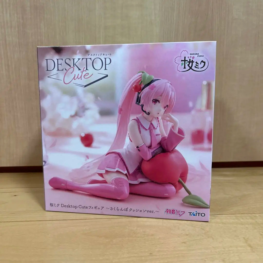 В наличност TAiTO Desktop Cute Hatsune Miku ~Cherry Pillow Ver.~ PVC 13CM Аниме екшън фигурки Модел Колекция играчка