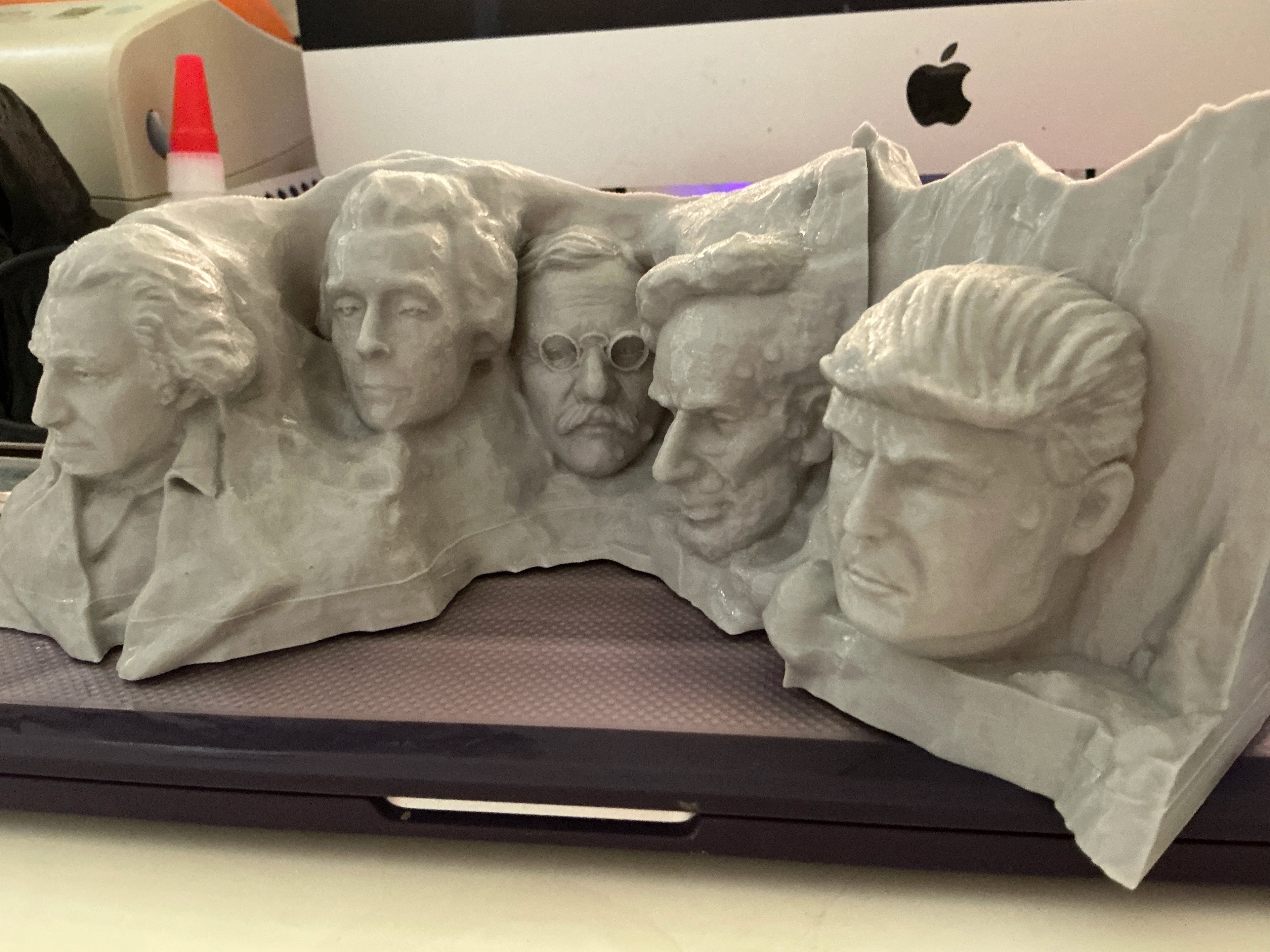 3D-gedrucktes Mount Rushmore mit Trump-Skulptur – Robustes silbergraues PETG für patriotische und verspielte Dekoration