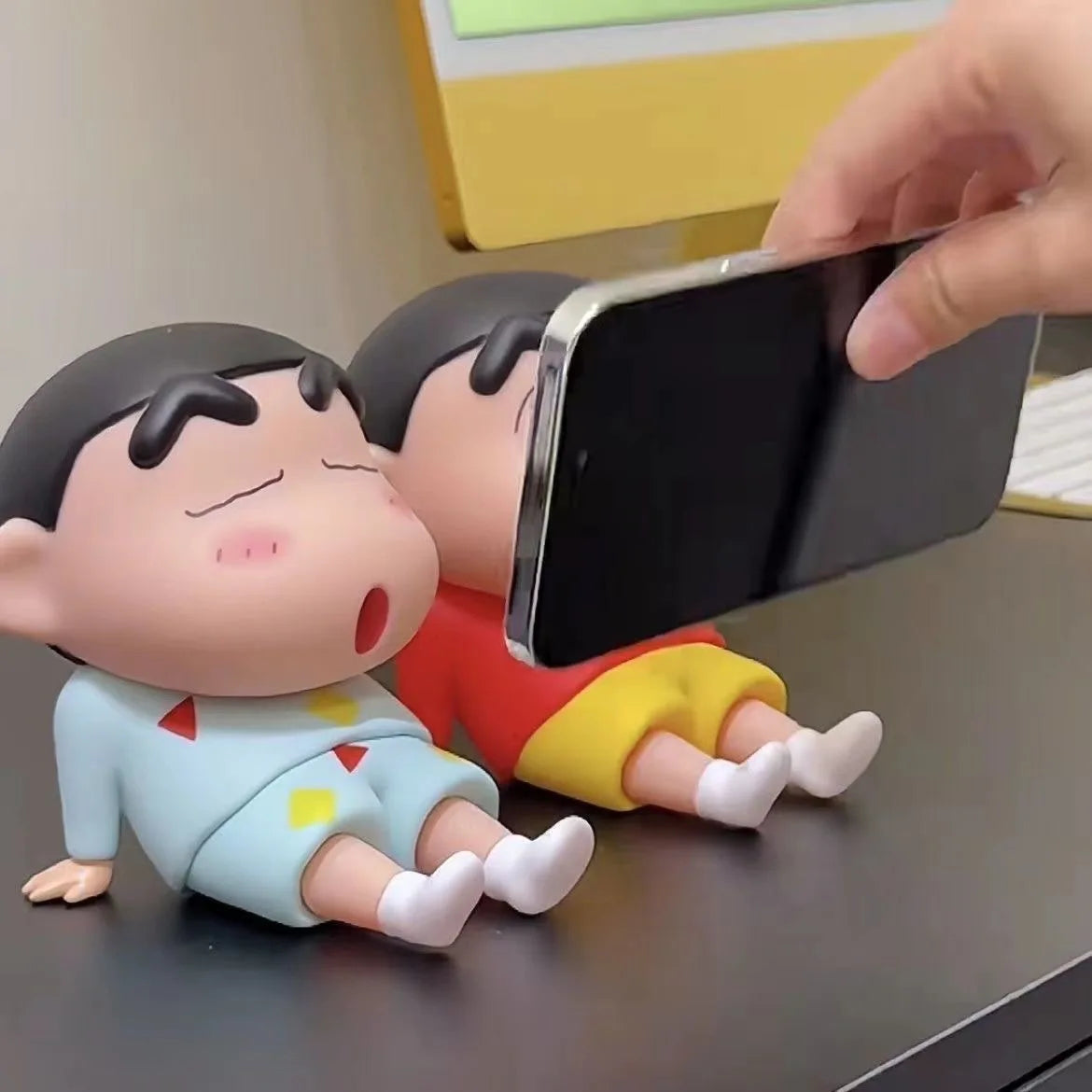 Crayon Shin-Chan Anime Figure Phone Holder Kawaii Desktop Ornaments Phone Support Mini GK Collection Decoration Toys Girls Gifts