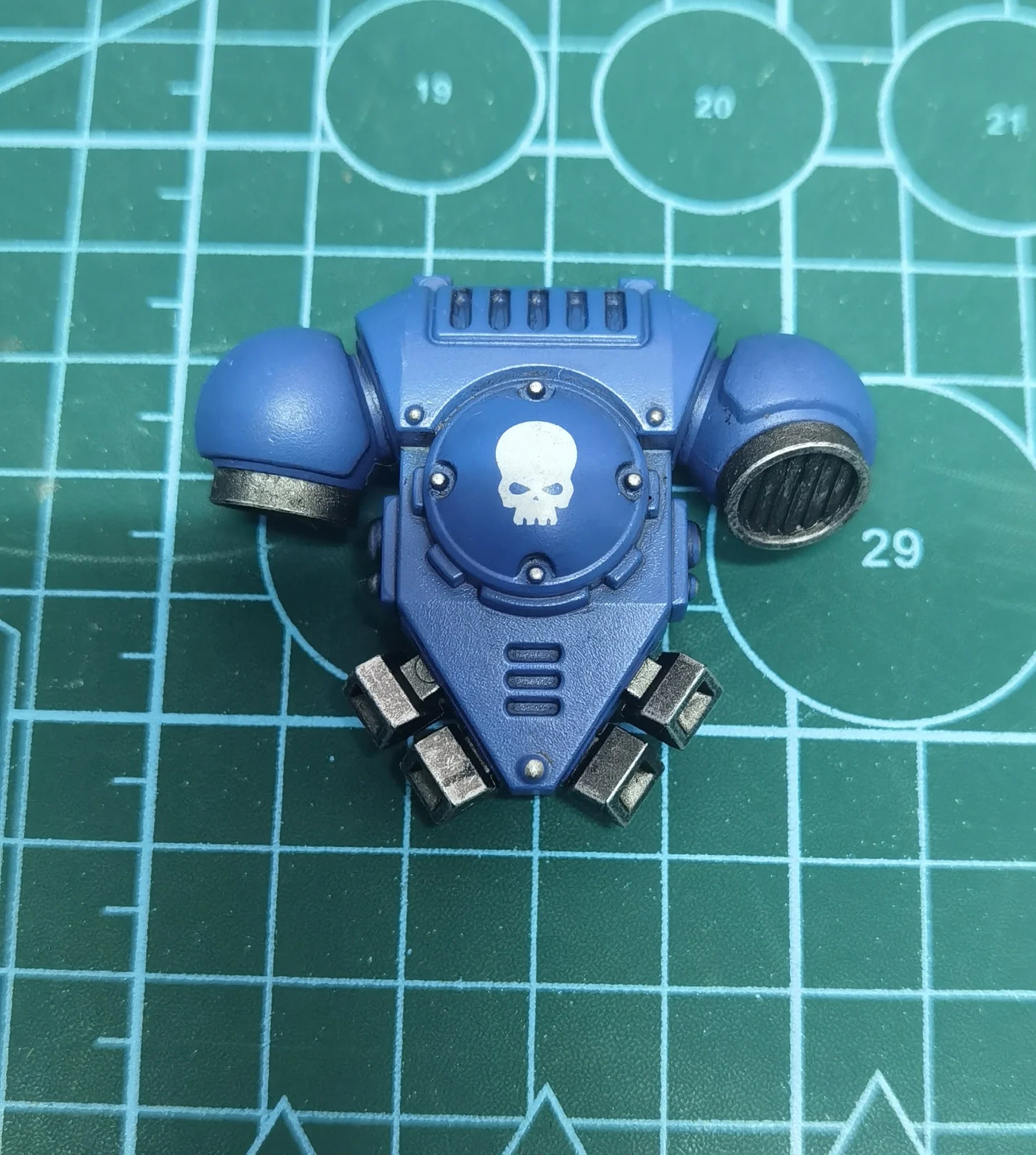 JOYTOY Warhammer 40k 1: 18 Ultramarines Primaris Captain with Power Sword and Plasma Pistol Action Figure Model Toy