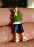 Handgefertigte Miniaturen im Maßstab 1:24, 1:43, 1:64, 1:87: Bemaltes kniendes Mädchen, Junge in Freizeitkleidung, DIY-Kreativ-Szenen-Requisiten, Figuren, Modellfigur