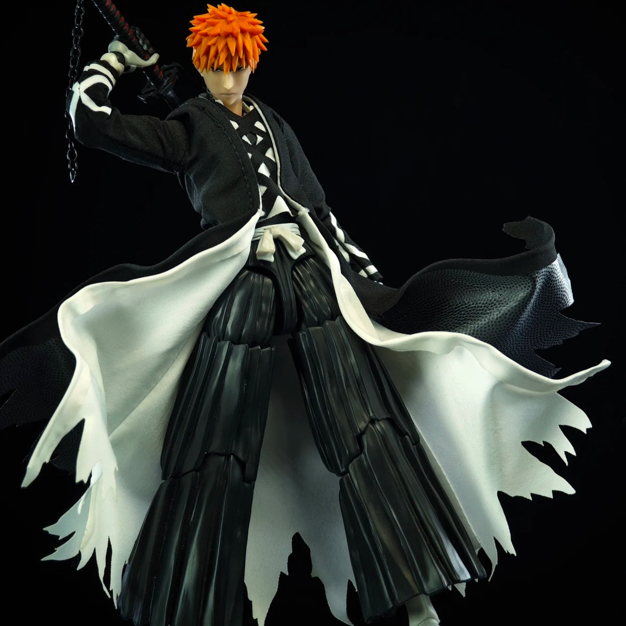 Auf Lager shf 1/12 Maßstab Japanische klassische Anime-Rolle Kurosaki Ichigo Doppelschicht-Windjacke-Modell für 6-Zoll-Actionfiguren-Körper
