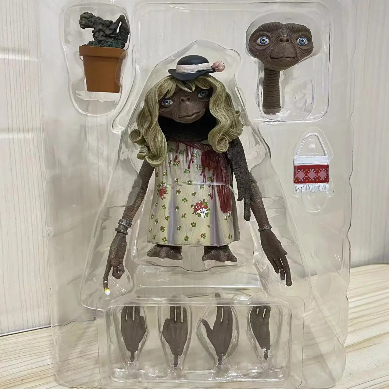 NECA 55077 E.T. the Extra-Terrestrial: 40th Anniversary - Ultimate Dress-Up E.T. 7 inch Action Figures Original Model Doll Toys