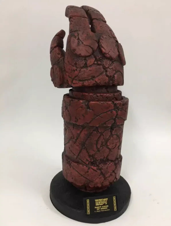 1:1 Scale prop Right hand of DOOM Hellboy resin action figure statue Collection Model Toy wearable gloves put on table gift