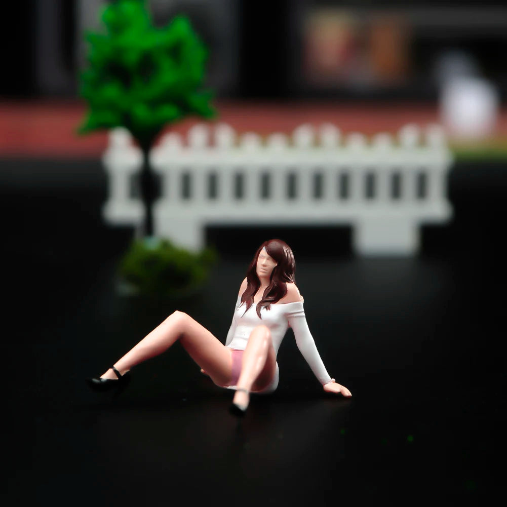 Miniatures Painted 1/64 Sexy Swimsuit Couple Fashionable Woman Props Figures Model Garage Scene Creative Dolls Car Toy