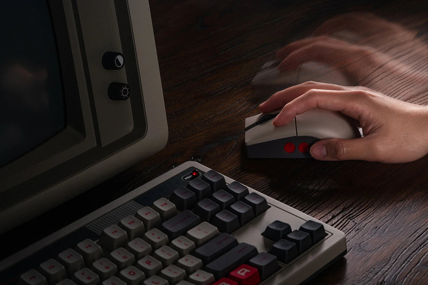 8BitDo Retro R8 Maus mit PAW 3395 Optischem Sensor DPI 26K, Kabellose 4K Polling Maus mit Ladestation, Programmierbare Tasten