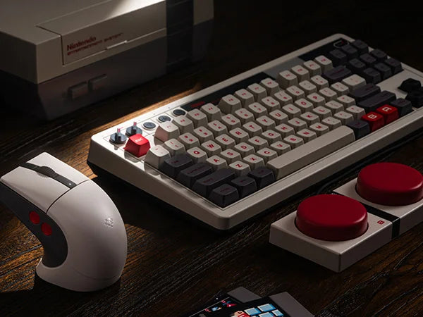 8BitDo Retro R8 Maus mit PAW 3395 Optischem Sensor DPI 26K, Kabellose 4K Polling Maus mit Ladestation, Programmierbare Tasten