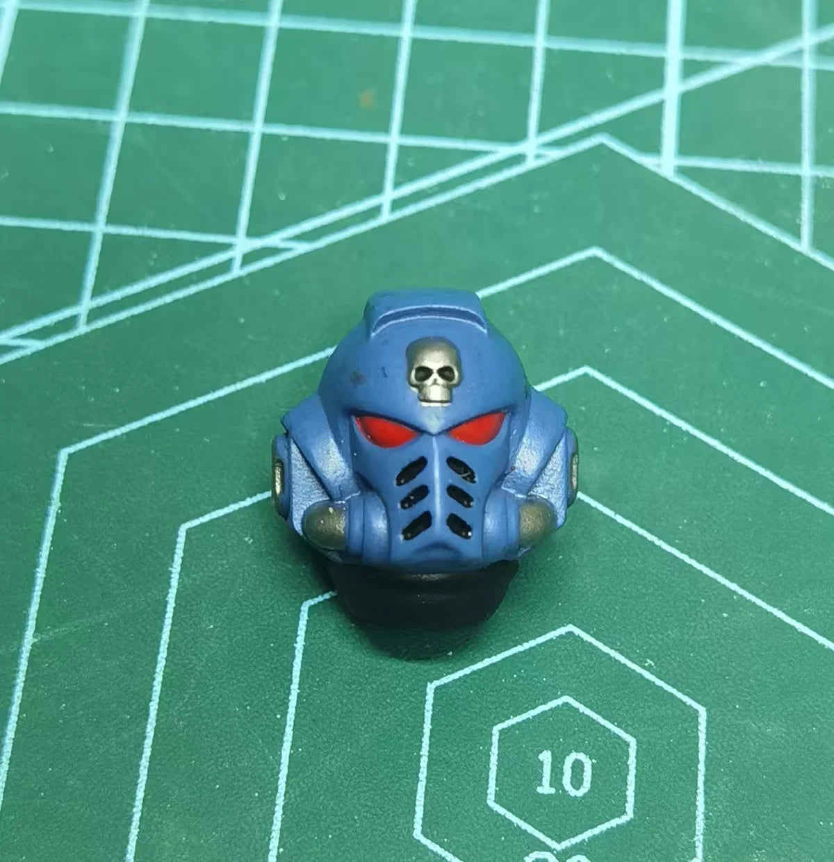 JOYTOY Warhammer 40k 1: 18 Ultramarines Primaris Captain with Power Sword and Plasma Pistol Action Figure Model Toy