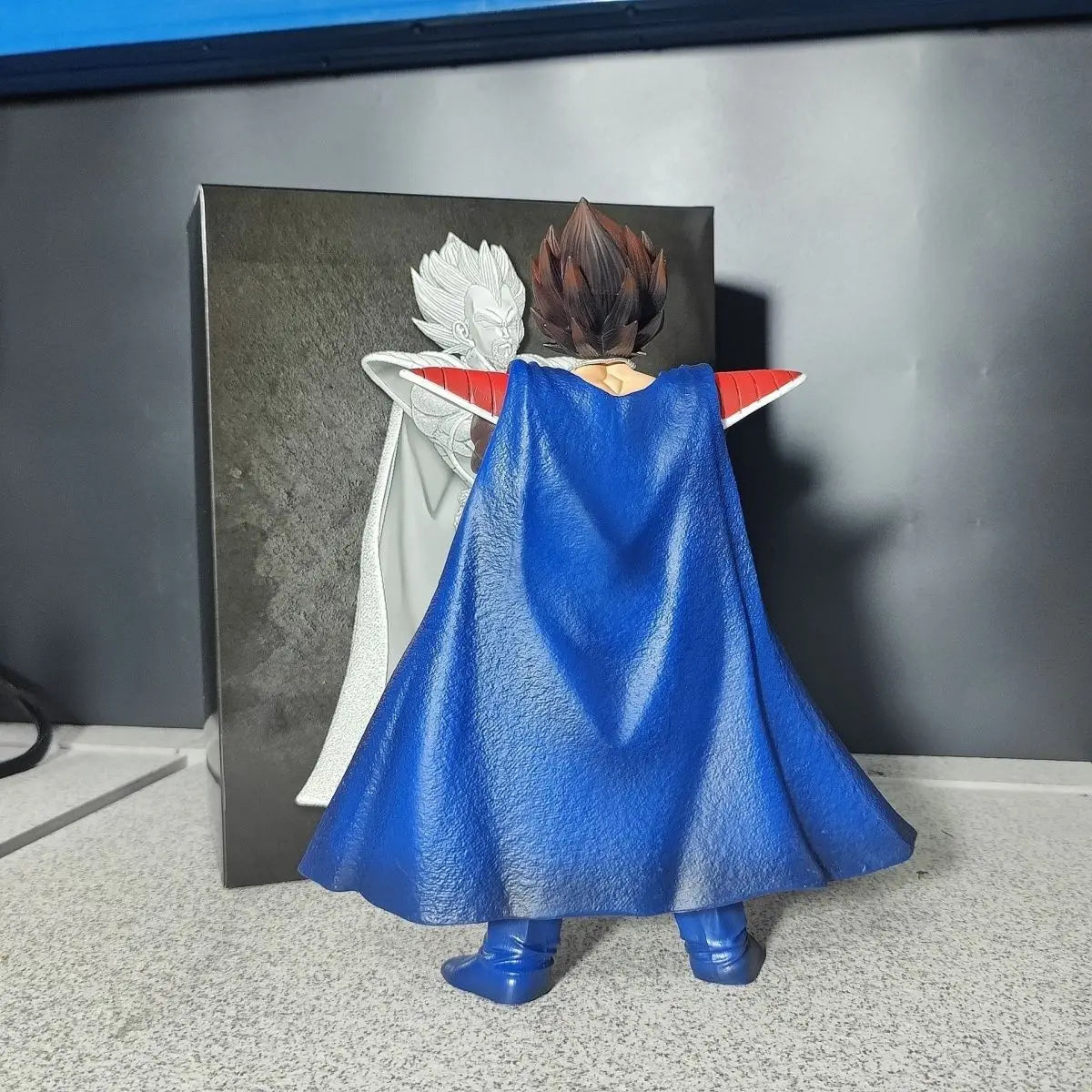 Dragon Ball King Vegeta Anime Figur Vegeta mit Umhang Action Figur 29,5 cm PVC Statue Sammlung Modell Schreibtisch Dekor Spielzeug Geschenke