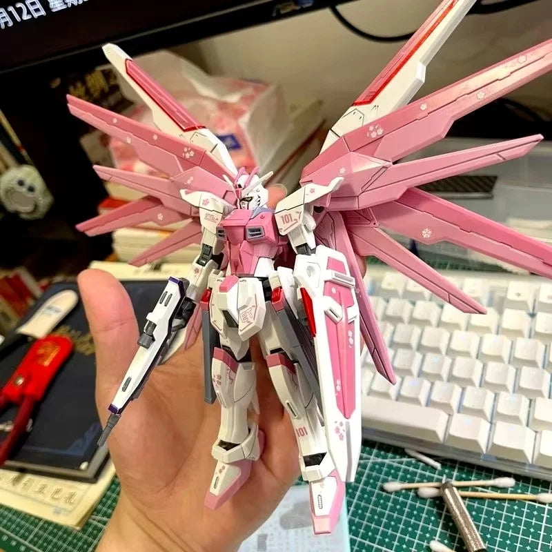 ZGMF-X10A HG 1/144 Freshman Freedom Mecha Assembly Model Екшън фигурки Cherry Blossom Цветова схема Детска играчка Подарък Декорация
