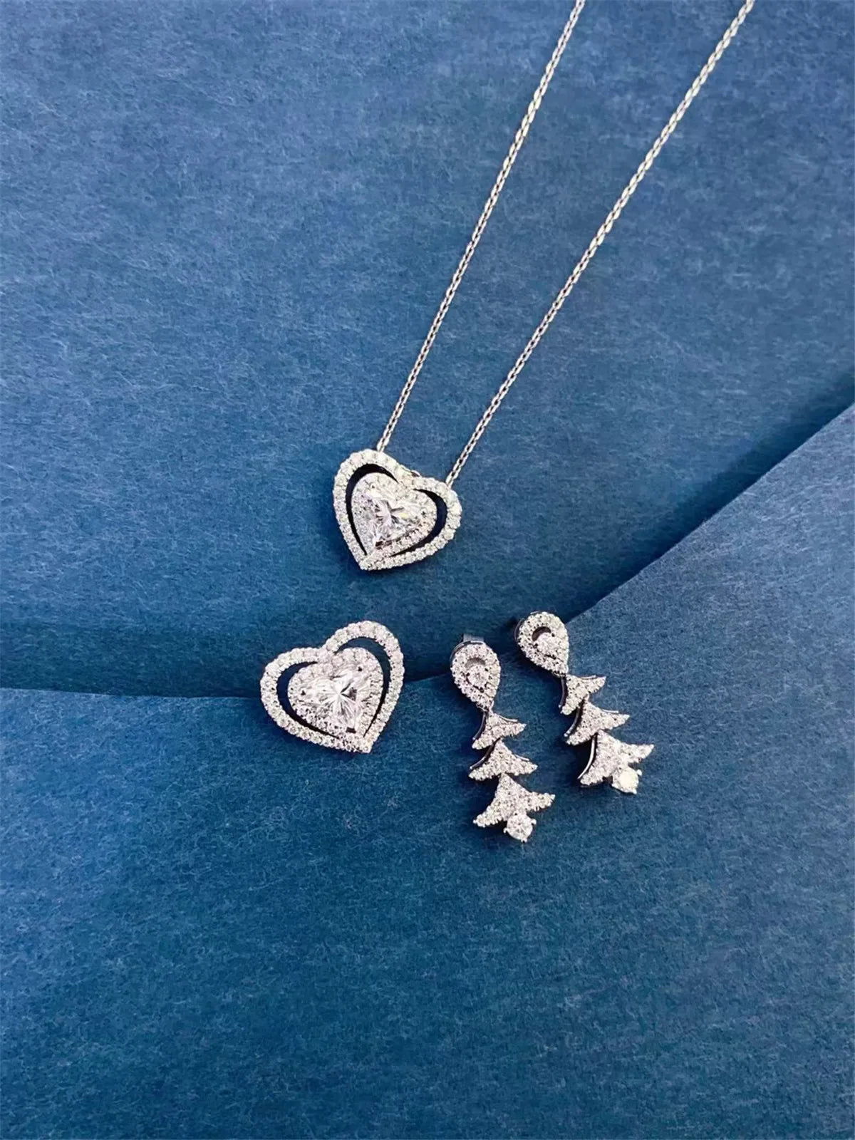 18K solid gold laboratory-grown CVD heart-shaped diamond earrings with versatile designs, wholesale and custom exquisite jewelry