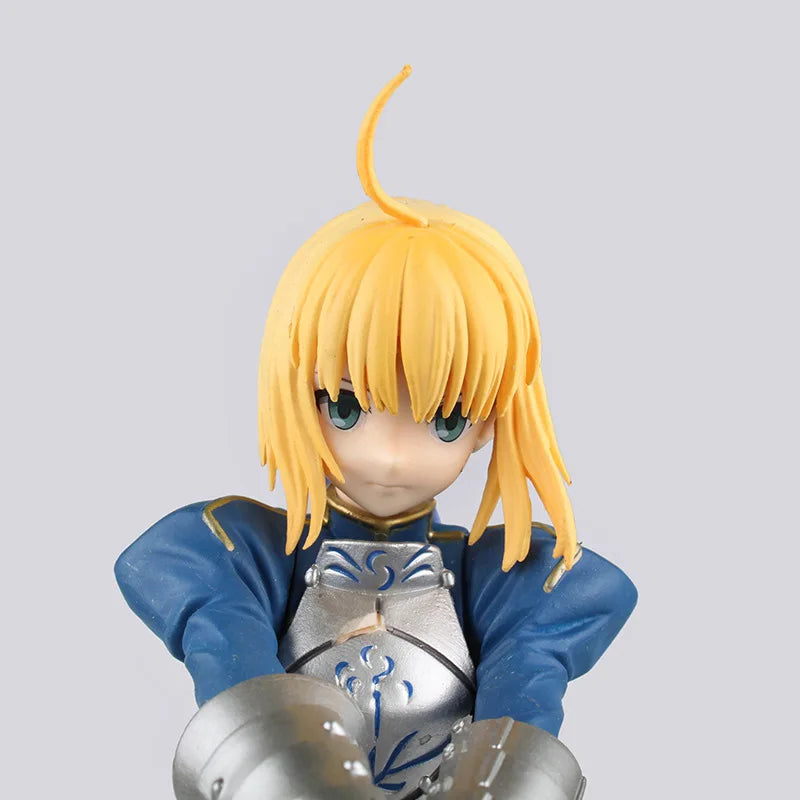 Anime-Figur Fate/stay night Nüchterner Ritter mit Schwert, stehende Position, Umhang, Modell aus PVC, Sammlerstück, Geschenk, Spielzeug, Skulptur, 23 cm