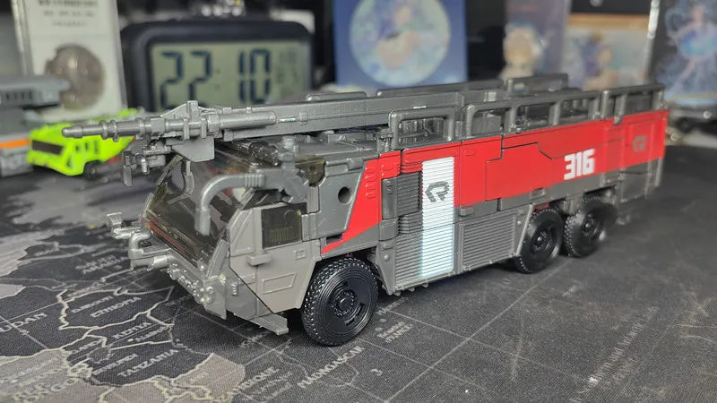 BAIWEI 18CM Neues Transformationsspielzeug Anime-Actionfigur Junge Cooles Feuerwehrauto Wunderschön bemaltes Roboterautomodell SS61 TW-1024