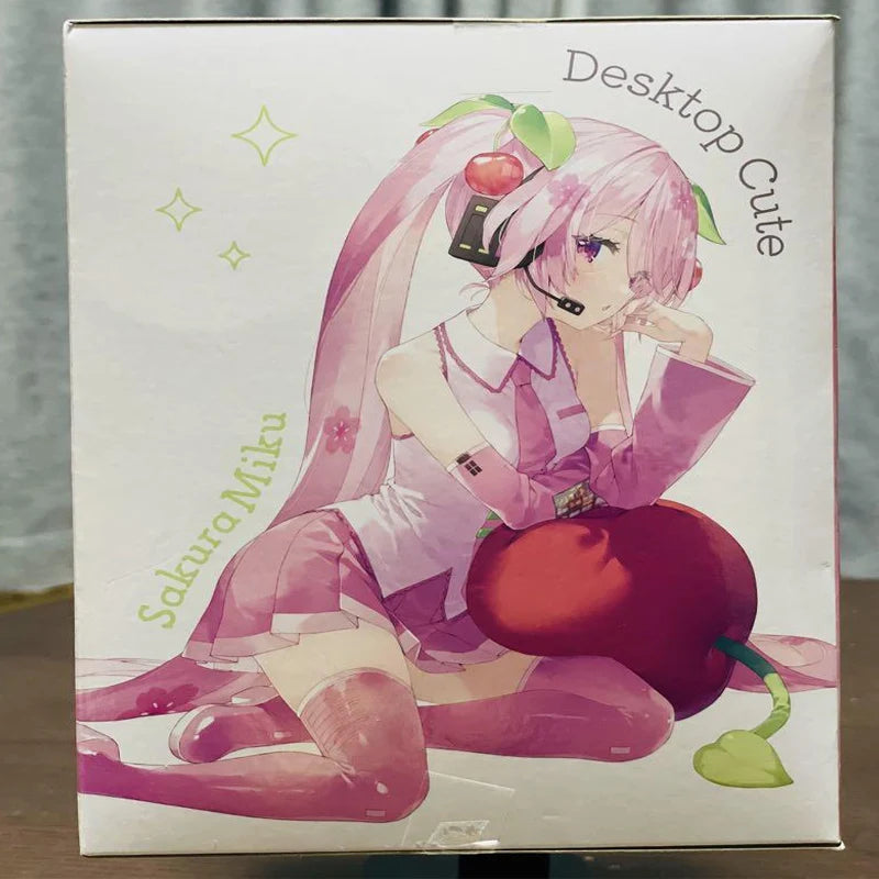 В наличност TAiTO Desktop Cute Hatsune Miku ~Cherry Pillow Ver.~ PVC 13CM Аниме екшън фигурки Модел Колекция играчка