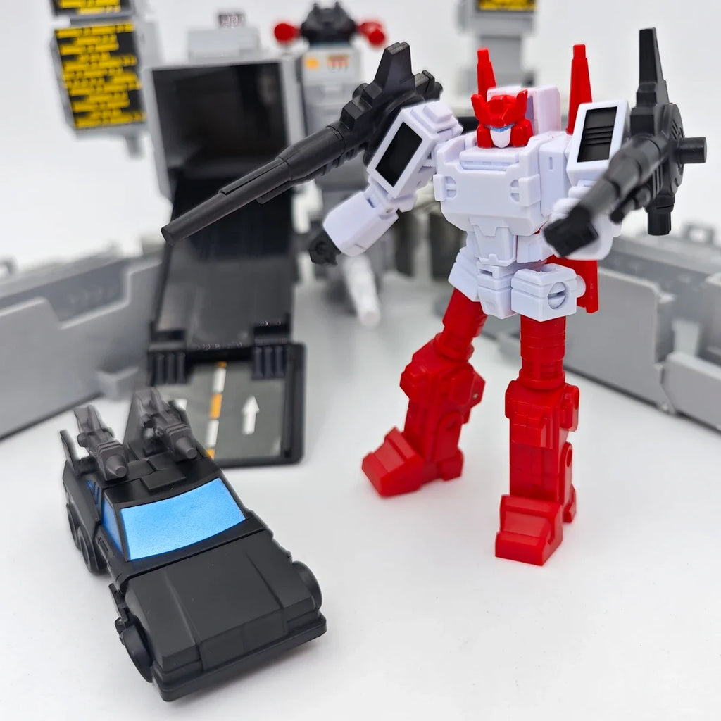 In StockTransformation Yc001-A Kaiyu Model Six-Gun Scamper Metroplex Guardian Robot Toy Action Figures Gifts Collection