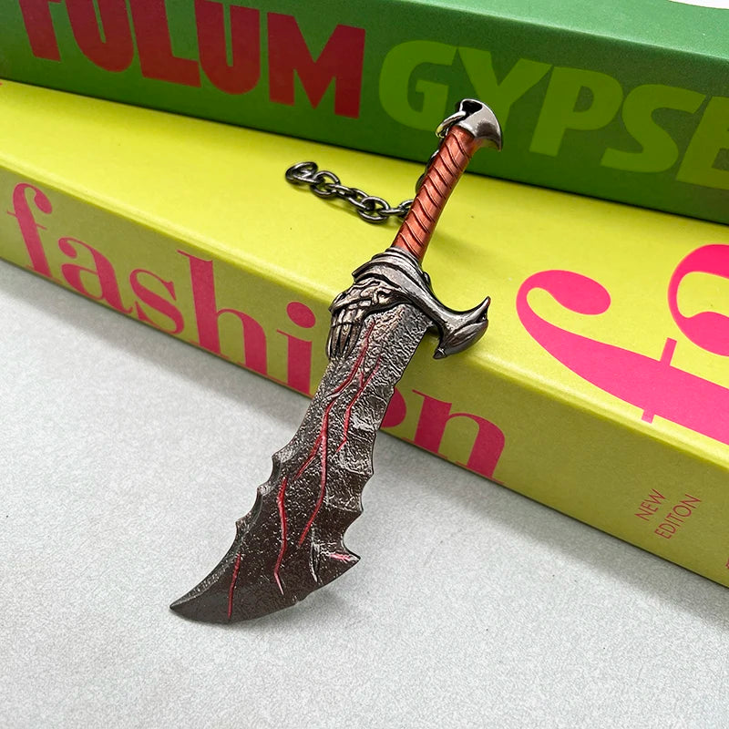 Mini Kratos Sword Key Chain Pendant For Men God of War 9cm Blades of Chaos Tiny Weapon Key Ring with Stand Accessories Keychain