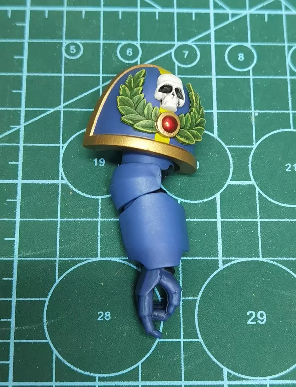 JOYTOY Warhammer 40k 1: 18 Ultramarines Primaris Captain with Power Sword and Plasma Pistol Action Figure Model Toy
