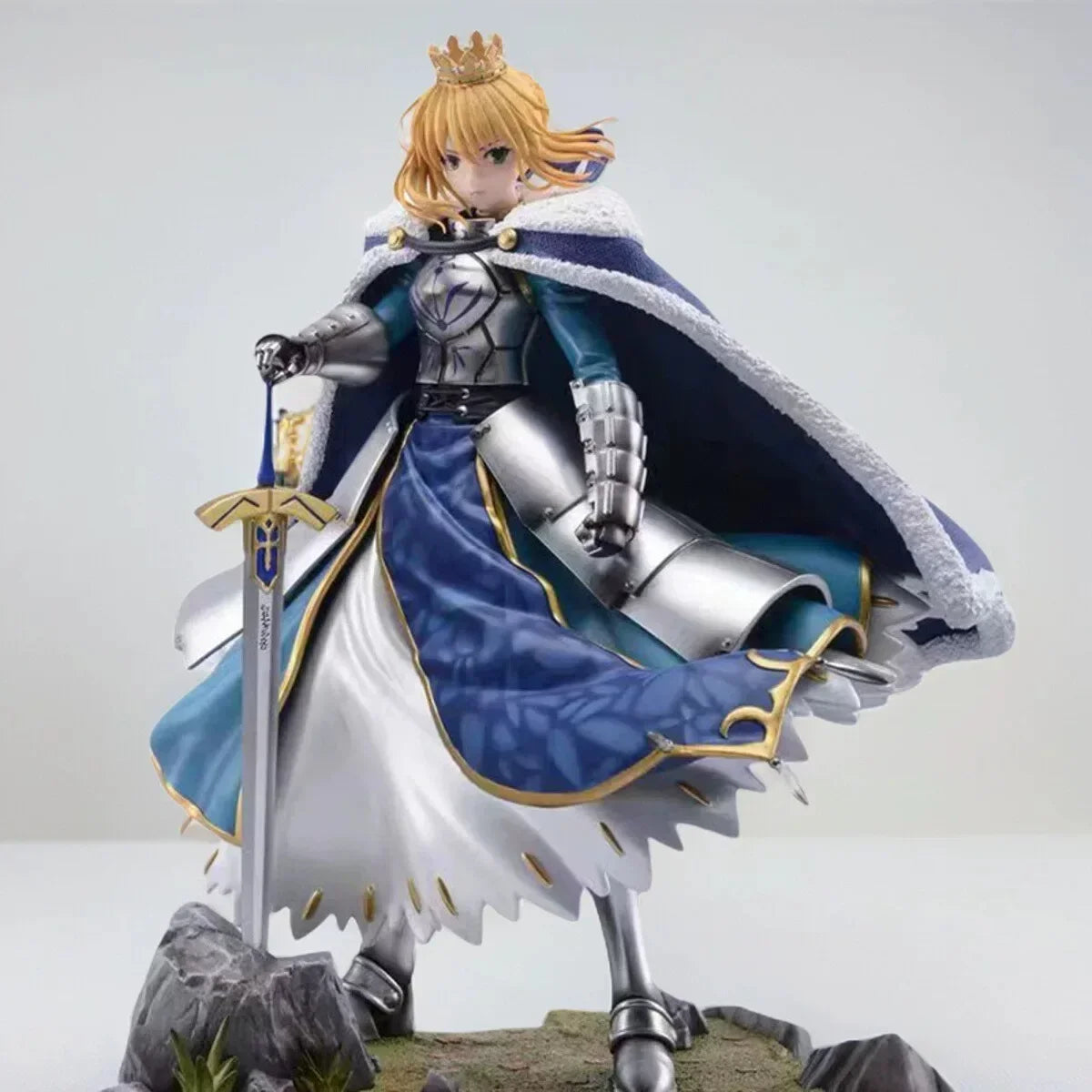 Neuwertige Steppdecke „Altoria Blue Armor Saber“ (handgefertigtes Modell) mit stumpfem Haar, erhältlich bei uns.