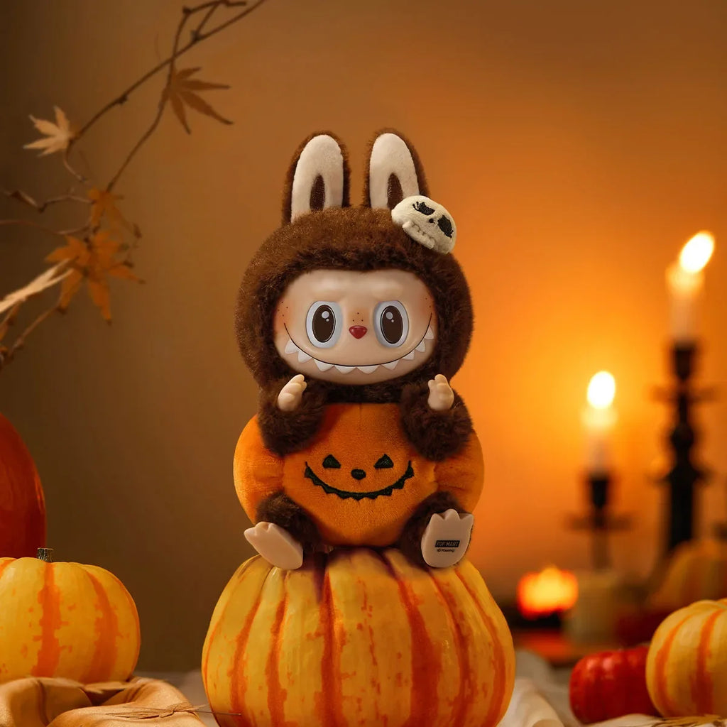 POP MART Чудовищата Лабубу 100% автентичен Happy Halloween Party Series - седнал винилов медальон Pumapkin