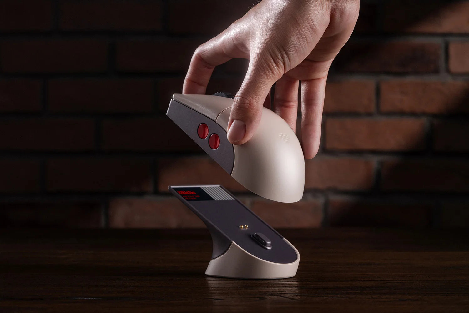 8BitDo Retro R8 Maus mit PAW 3395 Optischem Sensor DPI 26K, Kabellose 4K Polling Maus mit Ladestation, Programmierbare Tasten