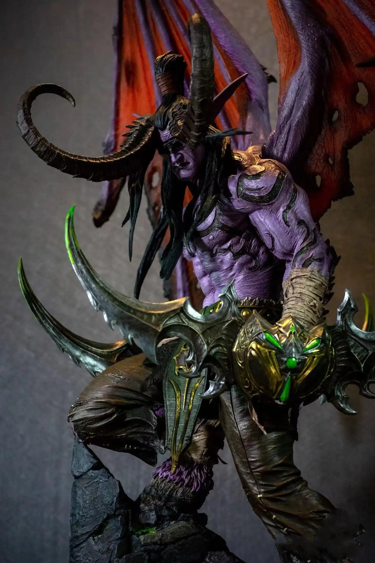Налична 35 см World of Warcraft Demon Hunter Illidan екшън фигурка висококачествен модел играчка национална версия колекционерски артикул