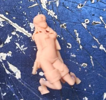 Handgefertigte Miniaturen im Maßstab 1:24, 1:43, 1:64, 1:87: Bemaltes kniendes Mädchen, Junge in Freizeitkleidung, DIY-Kreativ-Szenen-Requisiten, Figuren, Modellfigur