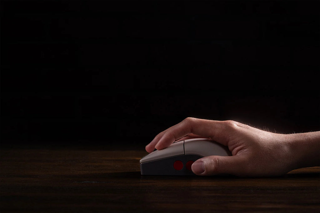 8BitDo Retro R8 Maus mit PAW 3395 Optischem Sensor DPI 26K, Kabellose 4K Polling Maus mit Ladestation, Programmierbare Tasten