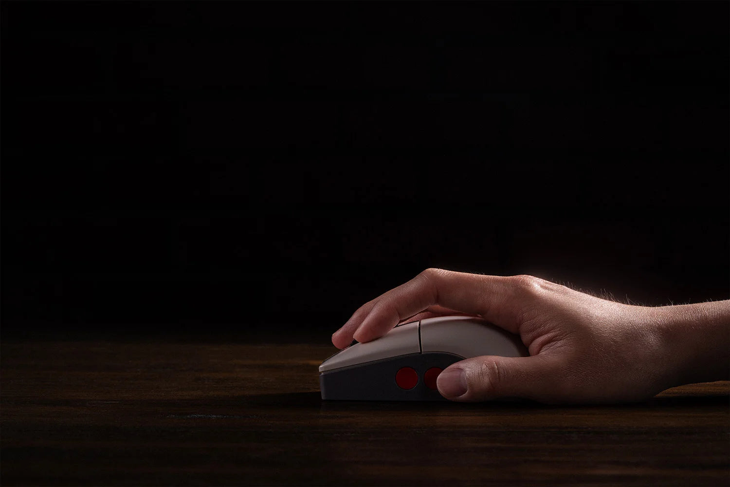 8BitDo Retro R8 Maus mit PAW 3395 Optischem Sensor DPI 26K, Kabellose 4K Polling Maus mit Ladestation, Programmierbare Tasten