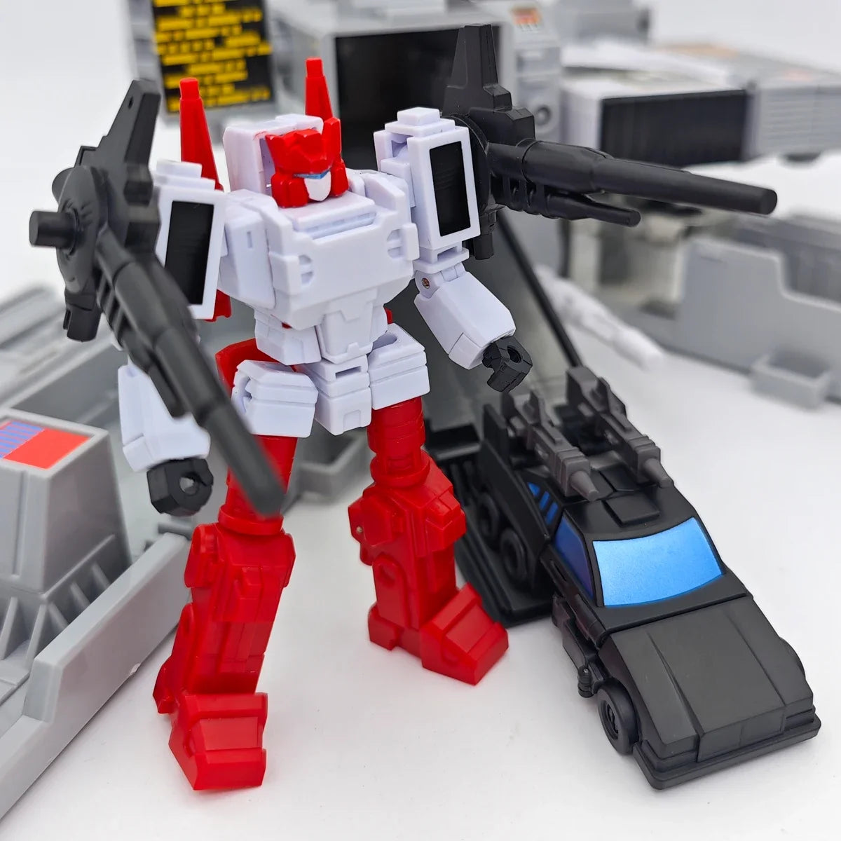 In StockTransformation Yc001-A Kaiyu Model Six-Gun Scamper Metroplex Guardian Robot Toy Action Figures Gifts Collection