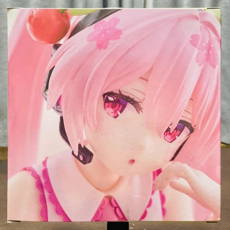 В наличност TAiTO Desktop Cute Hatsune Miku ~Cherry Pillow Ver.~ PVC 13CM Аниме екшън фигурки Модел Колекция играчка