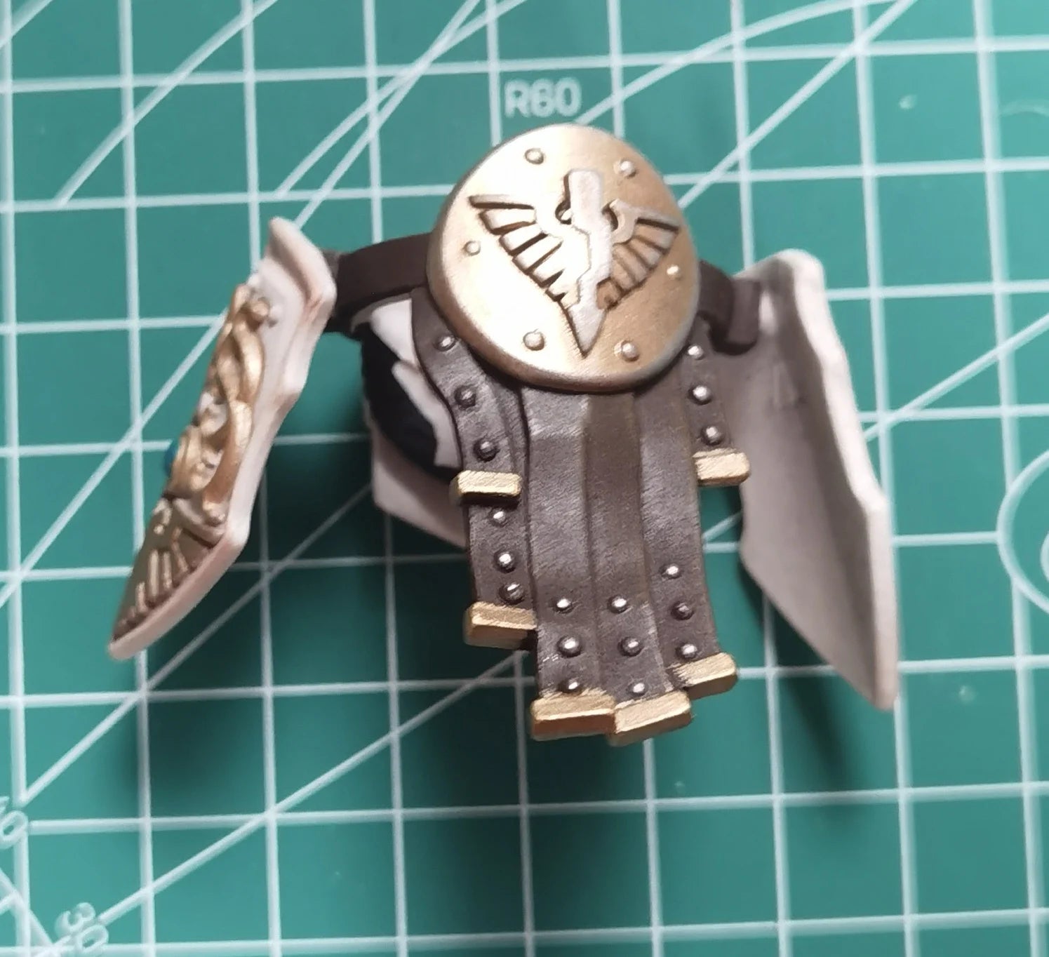 JOYTOY Warhammer 1/18 Actionfiguren Adeptus Custodes Solar Watch Custodian Guard Vexilus Praetor Modell Toy Boy Geschenke 3,75 Zoll